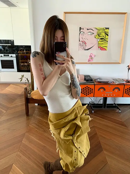 デニム風マチ付きベストシャツと半身スカートの異素材デザイン（セットアップ対応）