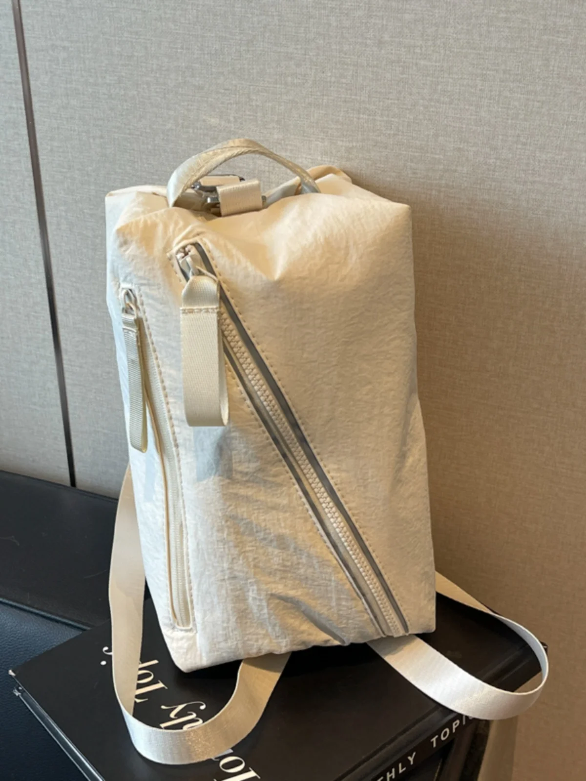 2泊旅行用の軽いサブバッグはどこがおすすめ？「菇八八」のクロスボディバッグが解決するリアルな悩み