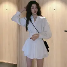 デザイン感のある白シャツとワイドパンツの女性用春夏コーディネート（セットアップ対応）
