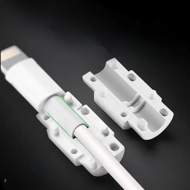 充電ケーブル 保護カバー 断線防止 猫 噛み防止 iPhone iPad 対応 「UGREEN」