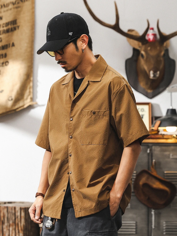 グレーコーデ メンズ 夏に合う、涼感と青春感を兼ね備えたシャツは？