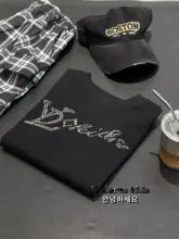 ユニセックスデザインのキッズT  シャツ【純綿・短袖・キラキラの装飾付き】