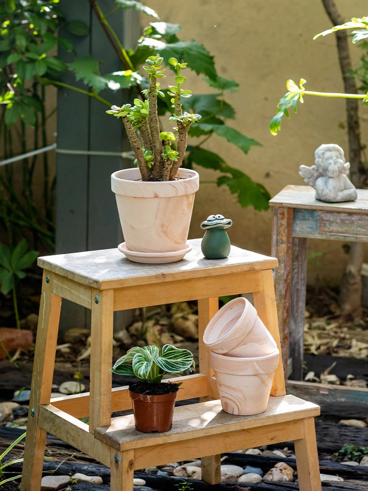 植物プランターをどう選ぶ？赤陶製のシンプルなプランターが、日常の静けさを生み出す理由