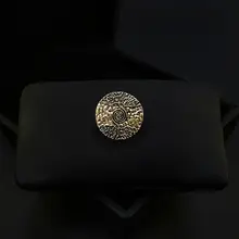 磁気吸着式レトロ金属エンボスライフツリー胸針【紳士用スーツ用・ラグジュアリー・控えめなデザイン】