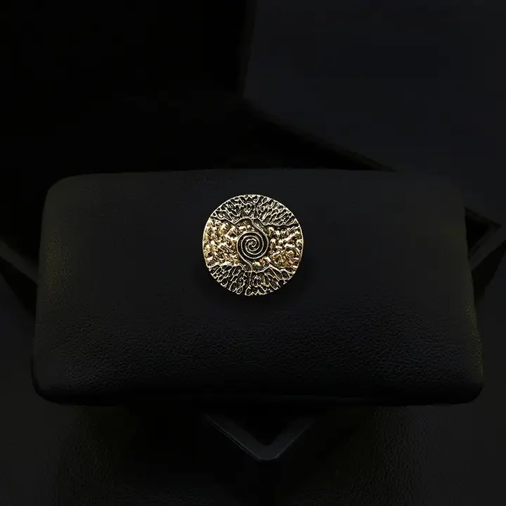 磁気吸着式レトロ金属エンボスライフツリー胸針【紳士用スーツ用・ラグジュアリー・控えめなデザイン】