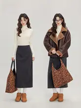 アーモンドカラーのハイネックニットトップス【女性用・フィット感あり・秋冬用】