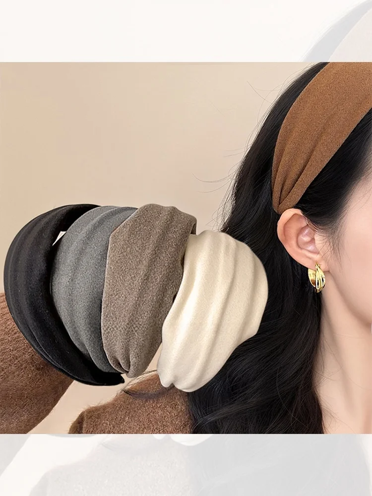 サングラスをかけると似合う髪型は？ヘアバンドで顔の印象を一気に引き立てるコツ