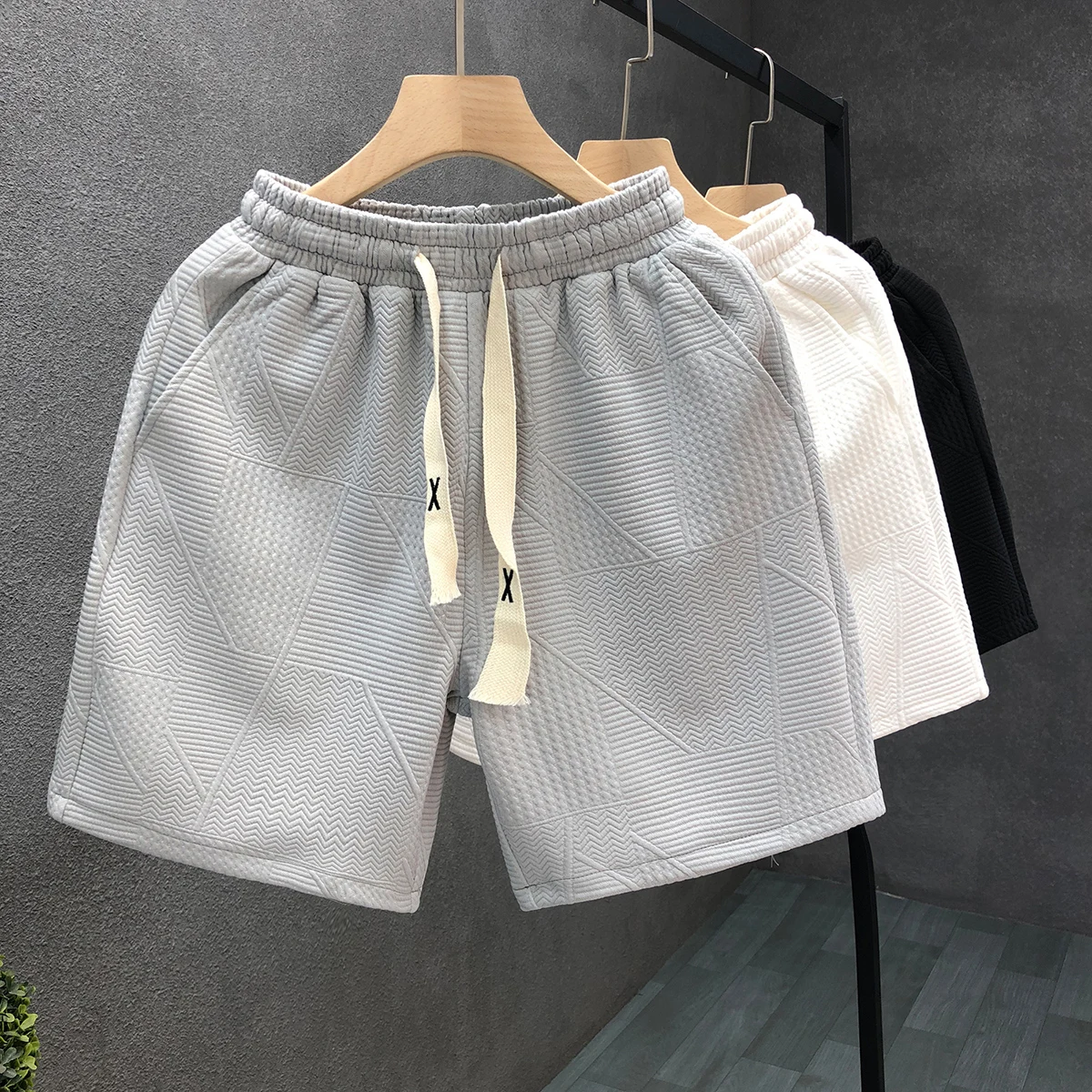 40代ショートパンツの着こなし術：帝尔朗の白色暗い花柄ショートパンツが夏のコーデを刷新