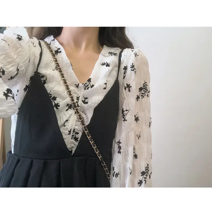 ヴィンテージ刺繍フレアスリーブVネックシャツ【花柄・ドローストリング・裾フリル】