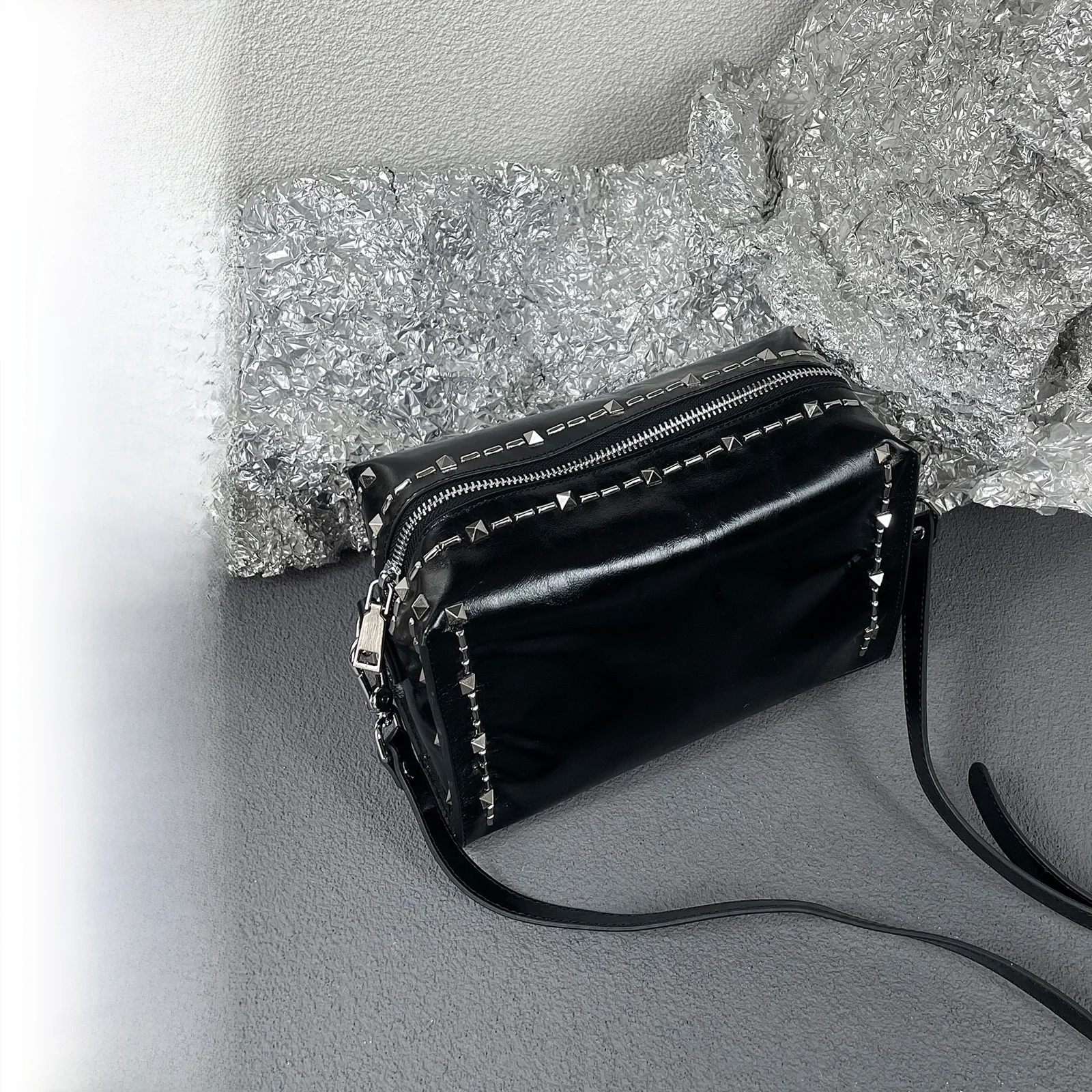 ロックスタイルのスタッズ付きクッションバッグ：摩登中性風の女性向けショルダーバッグ