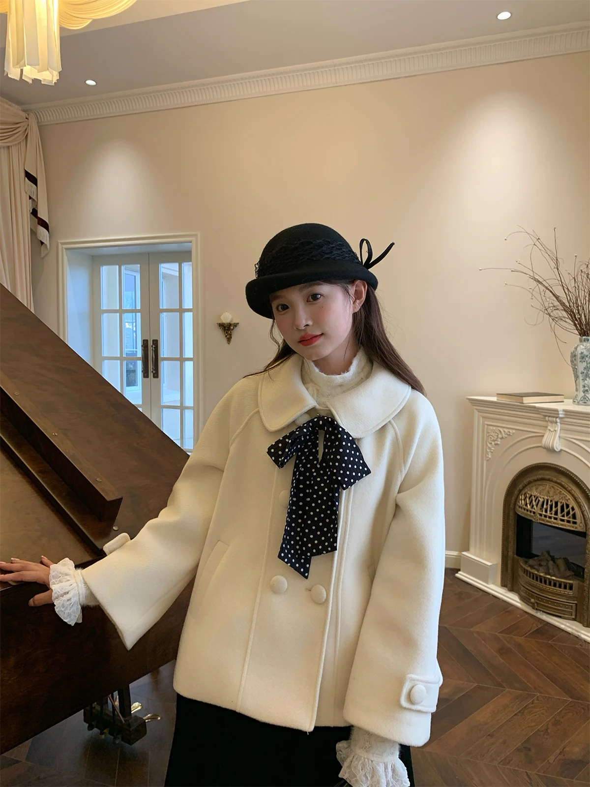 ぬいぐるみ服の冬用コート：小柄向けリボン付きドールカラーウールコートの実用性とデザイン解析