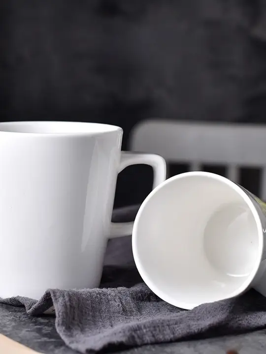 厚手の純白陶器製マグカップ【飲料用・シンプルデザイン】