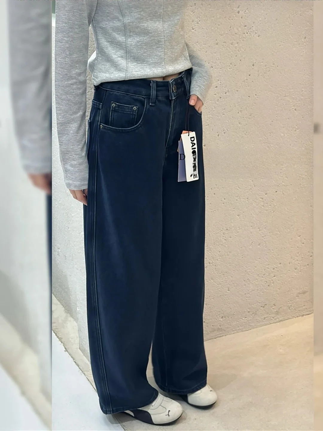 冬用レディースデニムパンツのサイズ選び方：スリムフィットとワイドレッグのフィット感を実測