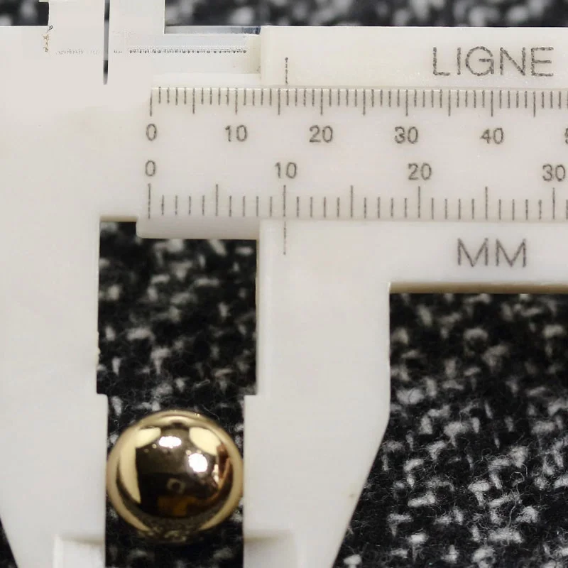 金属製スタッズボタン：皮革バッグアクセサリーとしての機能と実用性