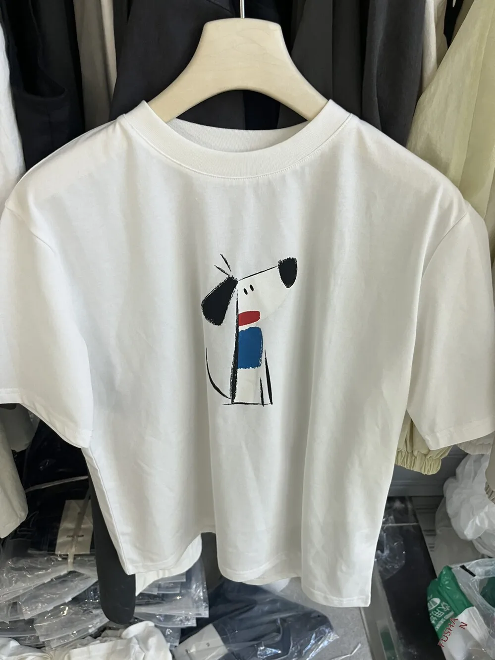 通勤用Tシャツはどう選ぶ？韓国風カートゥーンデザインが今、オフィスカジュアルの新潮流を変える