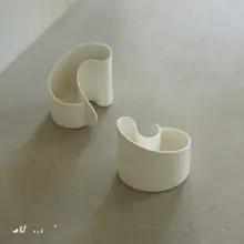 不規則な曲線デザインの陶器製フラワーベース【インテリア装飾用】