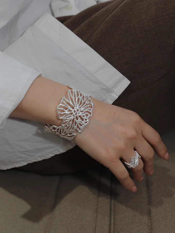 S925純銀製の透かし花モチーフ広幅バングル【調整可能・オープンタイプ】