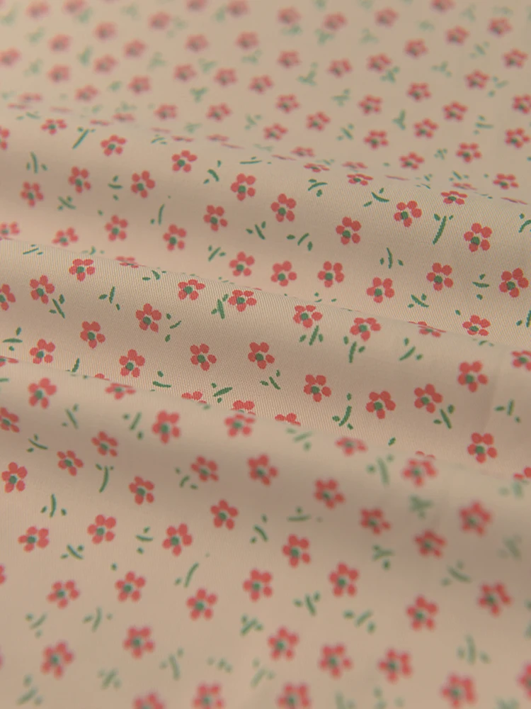 防水素材の小花柄生地：キャンプ服装女性向けの軽量かつ通気性の高い風衣生地