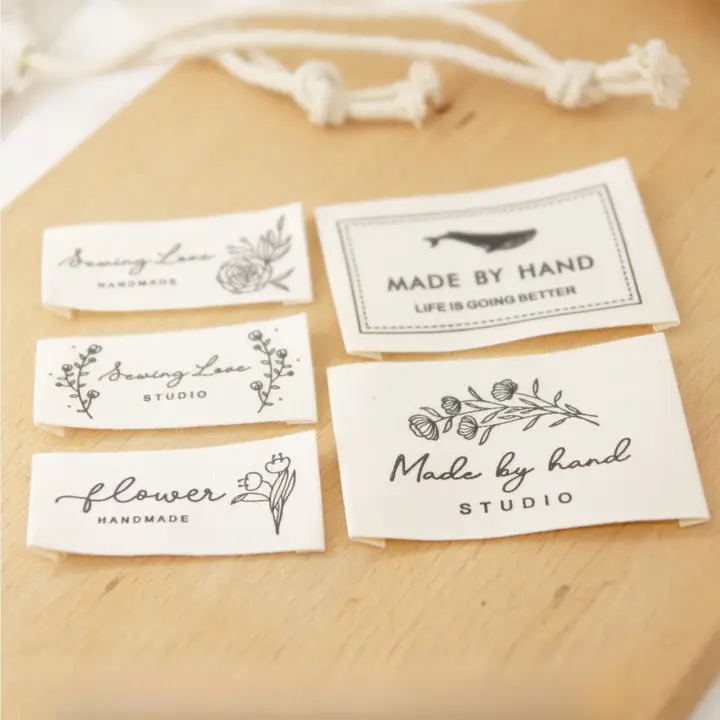 黒いクジラとチューリップ柄の手作りコットン布ラベル【縁取り・大ラベル・ハンドメイド素材】