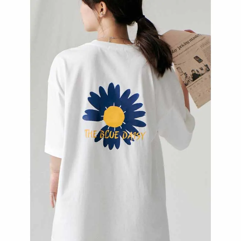 きれいめコーデの基本ルール | 小雛菊デザインTシャツによる色合いとシルエットのバランス