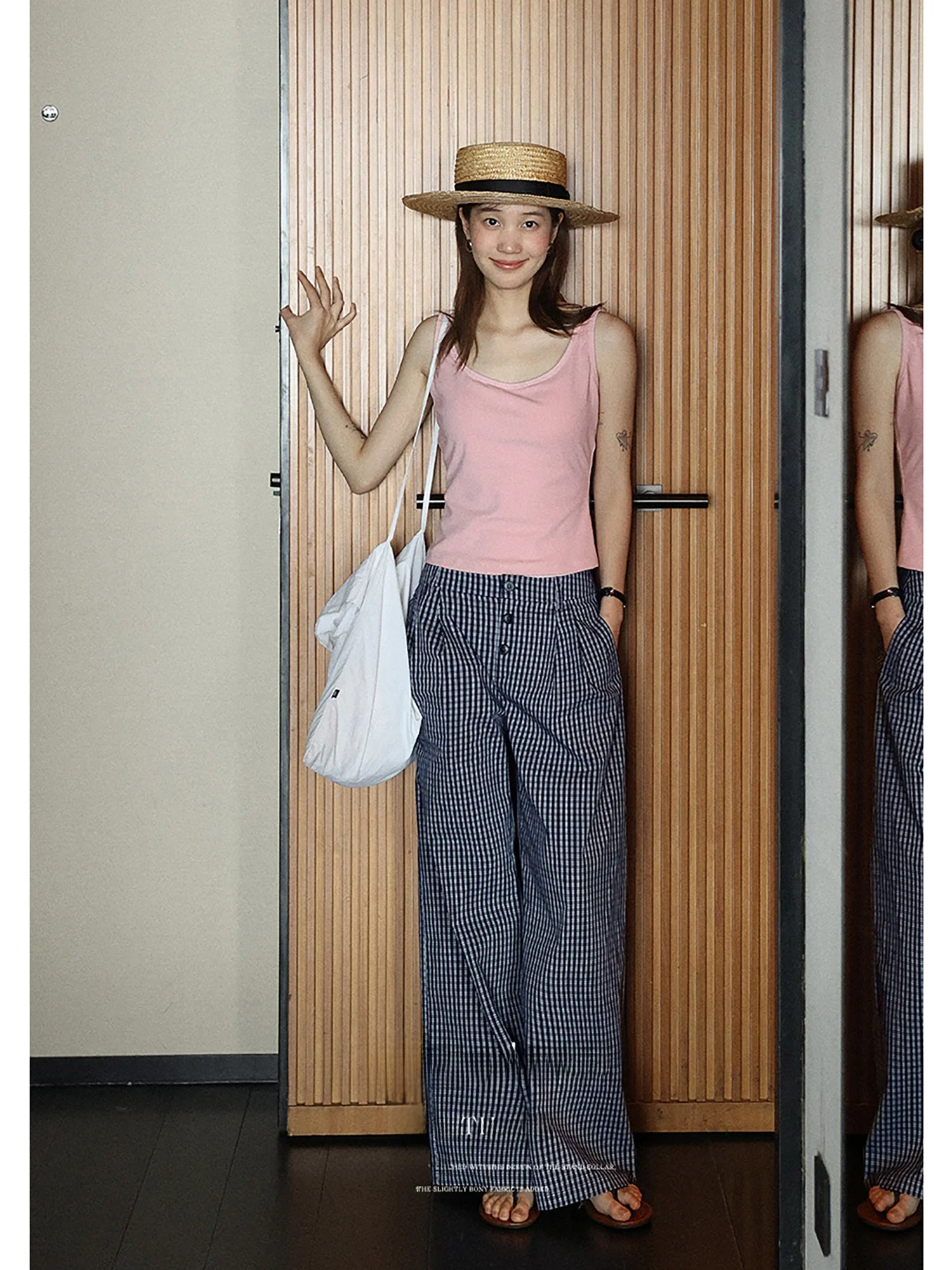 クラシックデザインのチェック柄ストレートパンツ：オフィスカジュアルに最適な女性向けスタイル