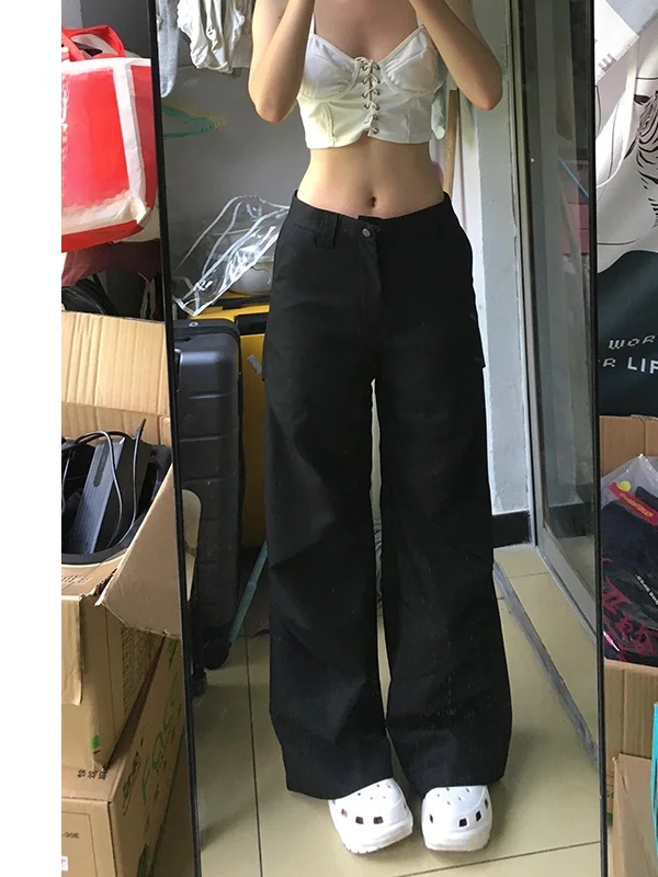 カーゴパンツに合う服 レディースの着こなし：ロングブラックワイドレッグカーゴパンツの実用性とコーデパターン
