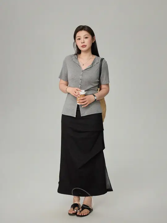 Vネックのボタン付きデザインTシャツ【夏用・短袖・大きいサイズ】