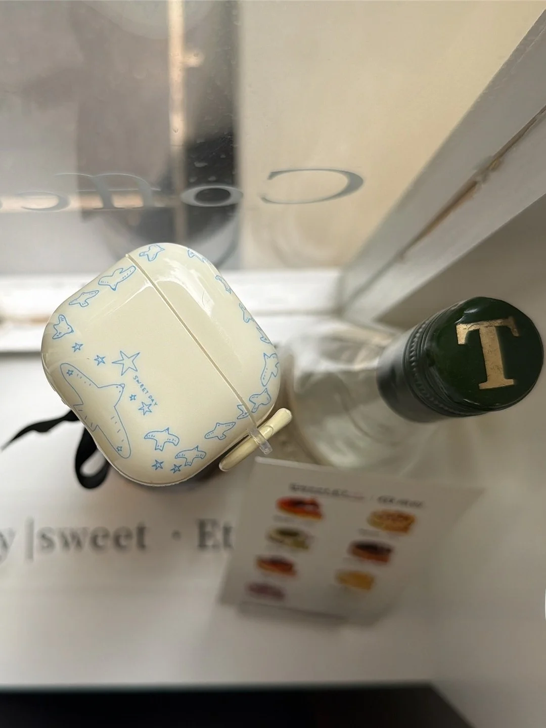 スワロー＆スターラインデザインのAirPods用ケース：シンプルで可愛いモチーフの取り付け実用性解析