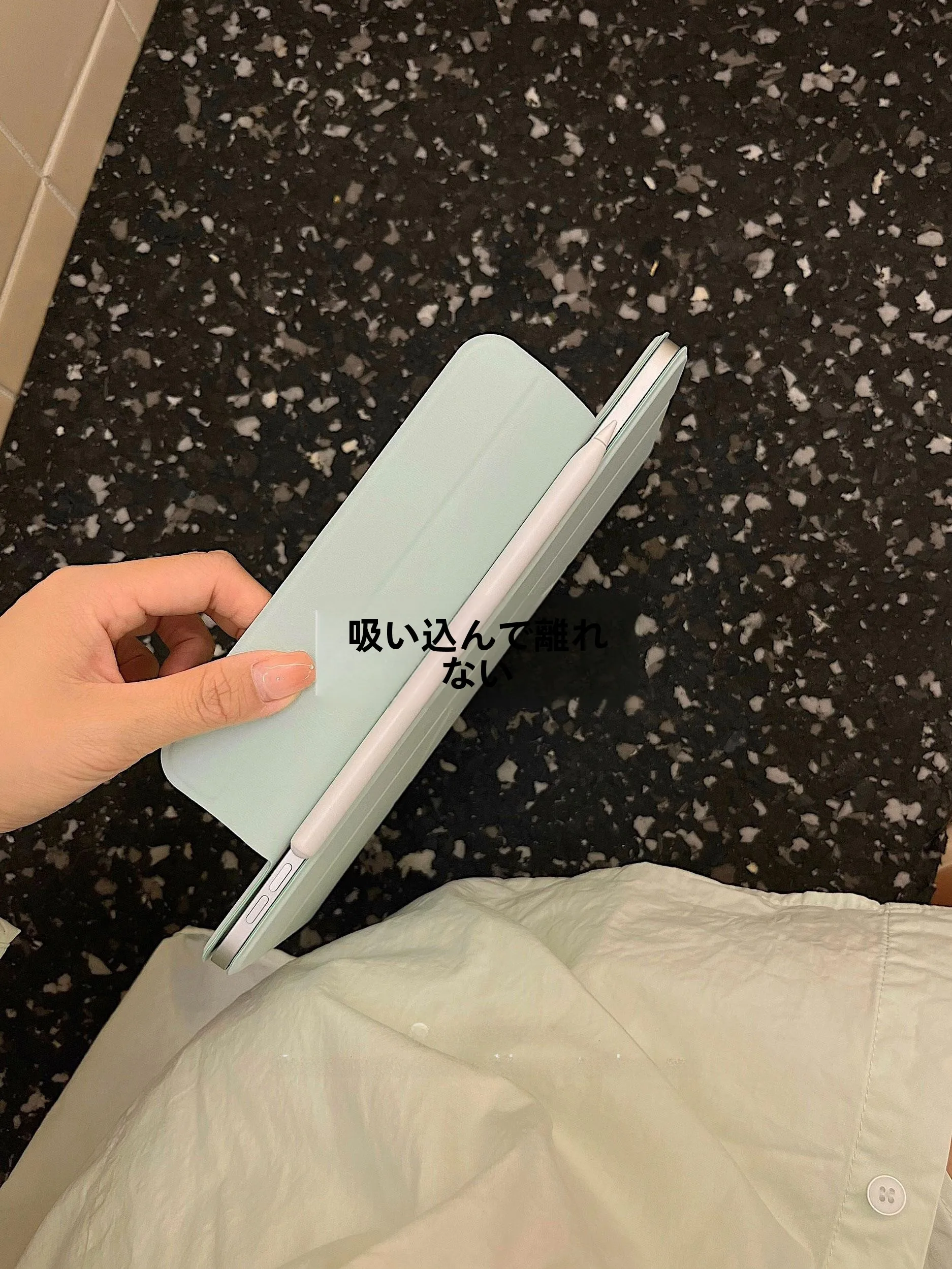 薄荷グリーンのiPad保護カバー：磁気吸着と折りたたみスタンドで日常使いをサポート