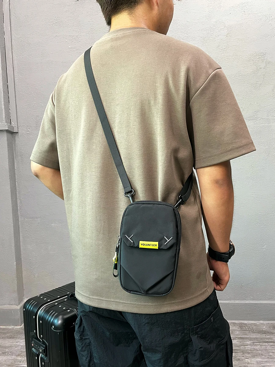 便利な多層スマホポーチ：軽量で通勤・アウトドアに最適な斜め掛けモデル