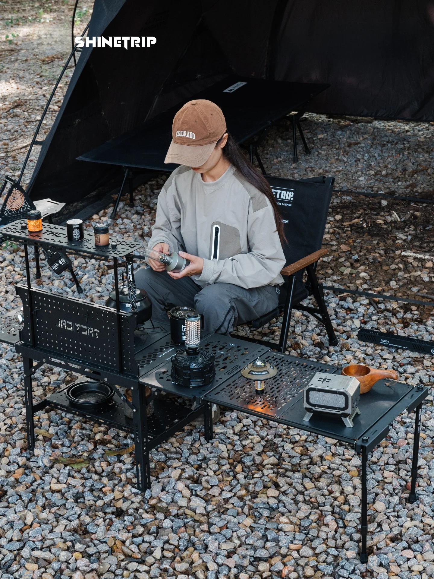 2人でキャンプするための折りたたみコンロ台：アルミ合金製テーブルの実用性と設置ガイド