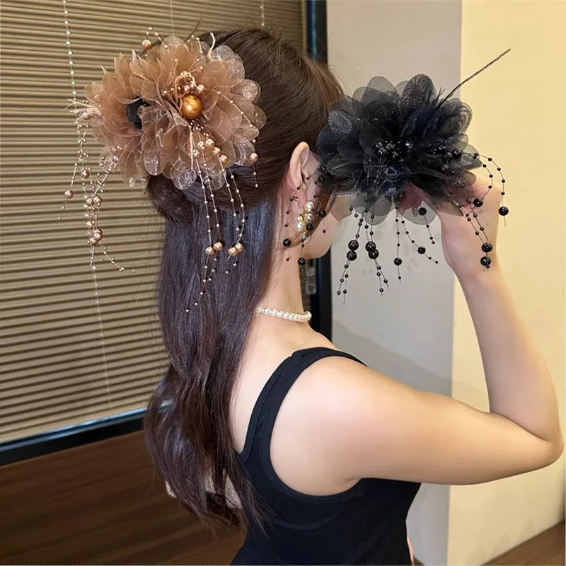 牡丹花デザイン  の羽毛フリンジヘアクリップ：お祭り・文化祭・お呼ばれに最適な高級感後頭部用アイテム