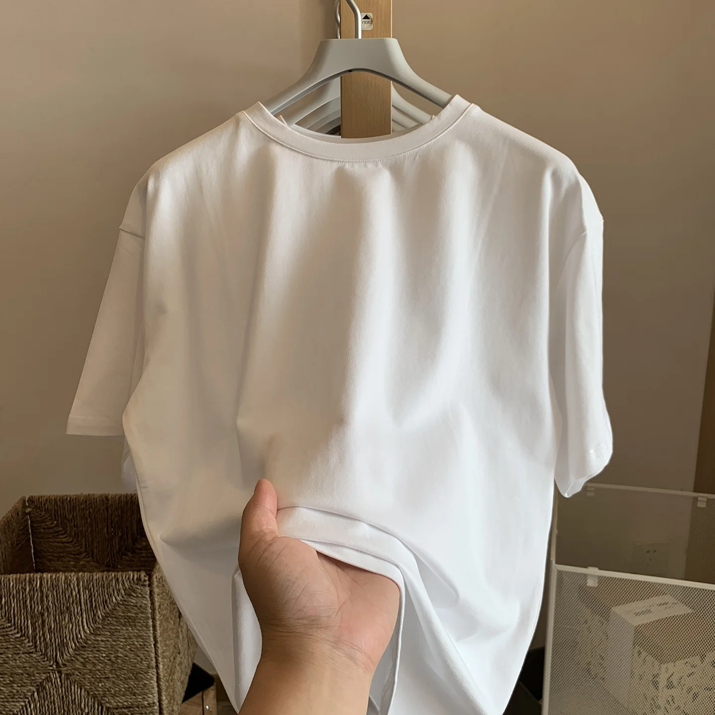 コットン製ブラックホワイト半袖Tシャツ：型崩れしないハンガー対応の夏用ゆったりデザイン