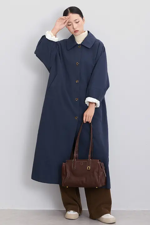 クラシックなブリティッシュスタイルのコート【ロング丈・ブルー・紙感素材】