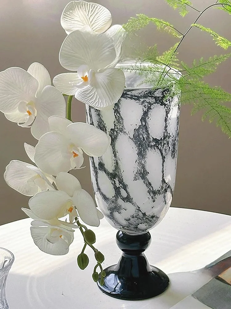 黒い花瓶を選ぶべき理由は？白い花瓶とどう違うのかを、実際の暮らしで解説