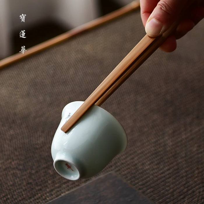 合皮手入れに欠かせないアイテムは？茶道の美しさが肌に伝わる、竹製の茶挟みとは