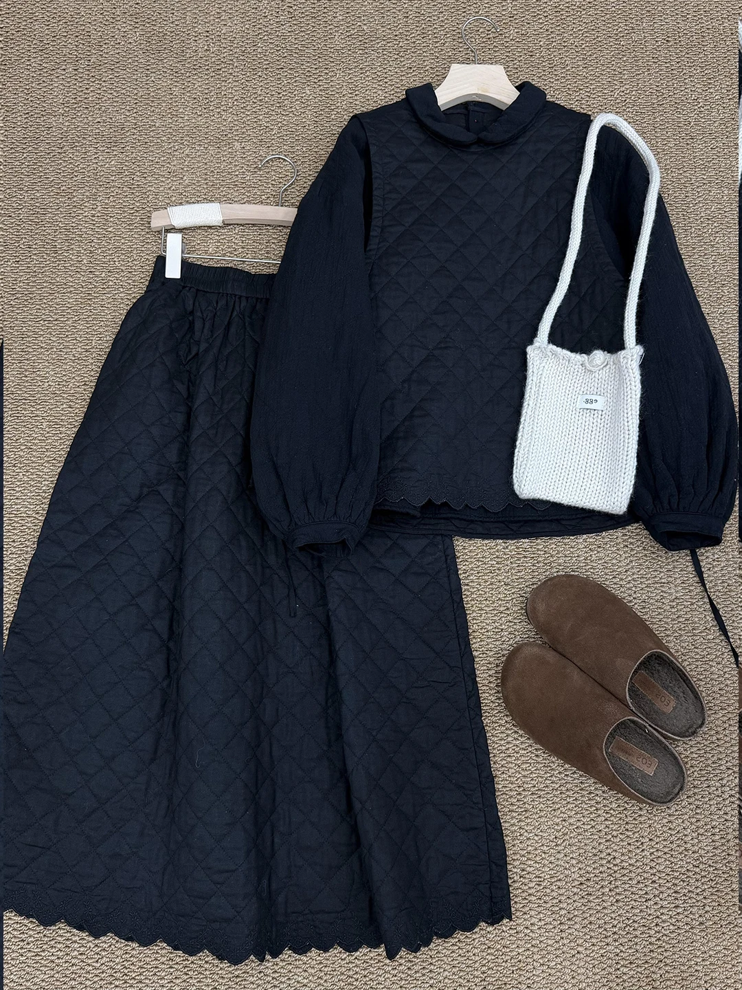 49日の服と4月半ばのファッション：チェック柄2点セットの実用性と季節適性を検証