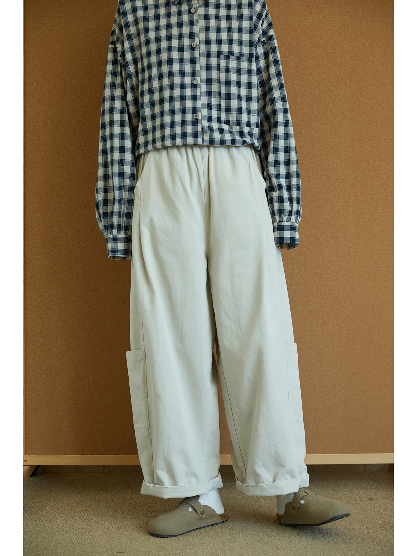 カーゴ パンツ 細身 レディースに合う服の選び方：荃白の工装風ストレートパンツを基準に