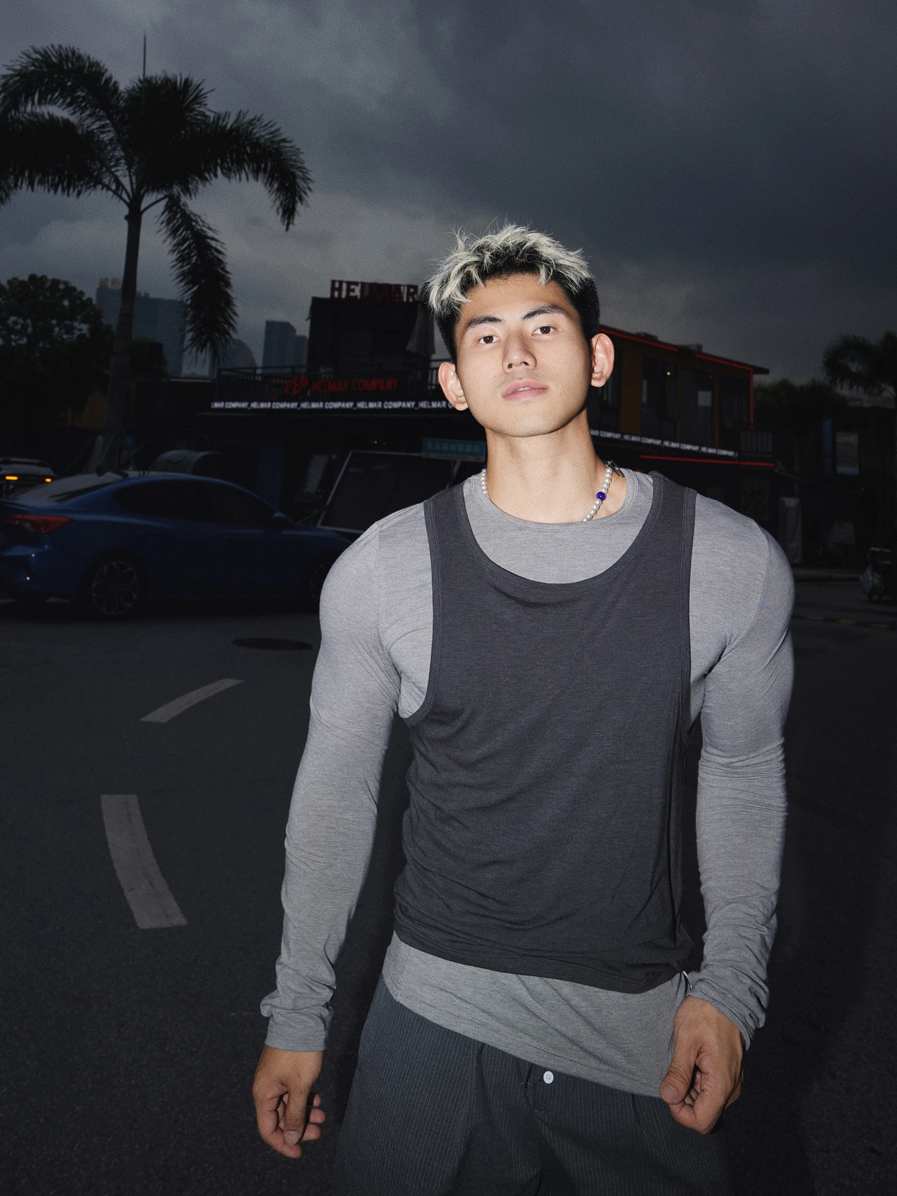 男性の後ろ姿が美しく見える秘密は、実は「長袖Tシャツ」にある？