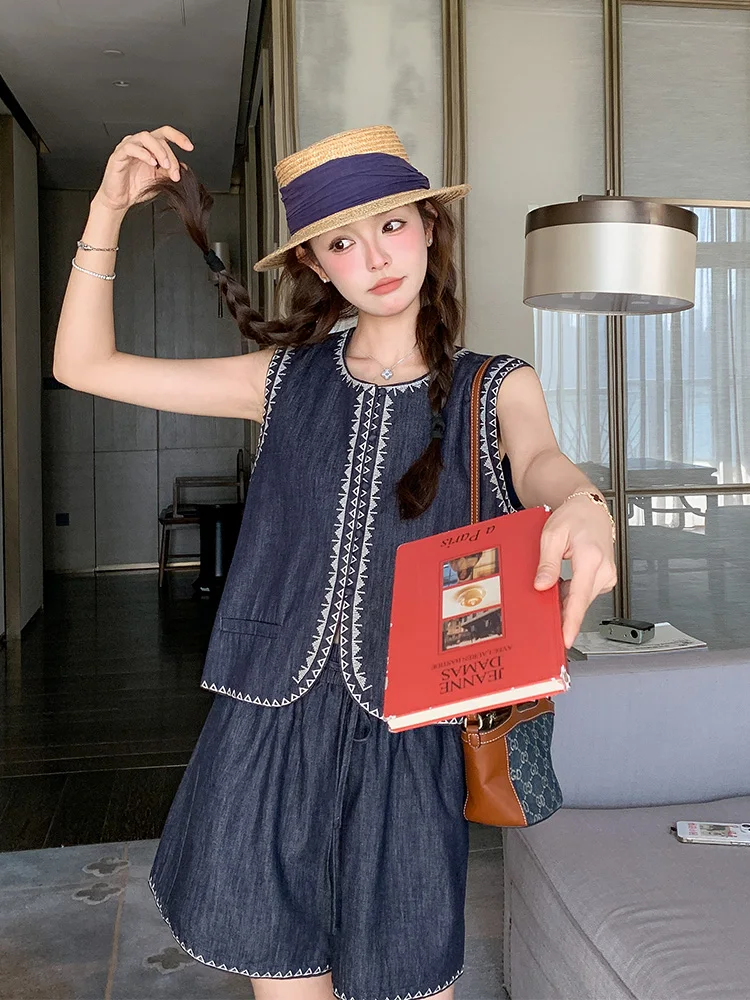 6月に着る服装の選び方で迷うなら、この「刺繍入りベストとショートパンツ」が救う