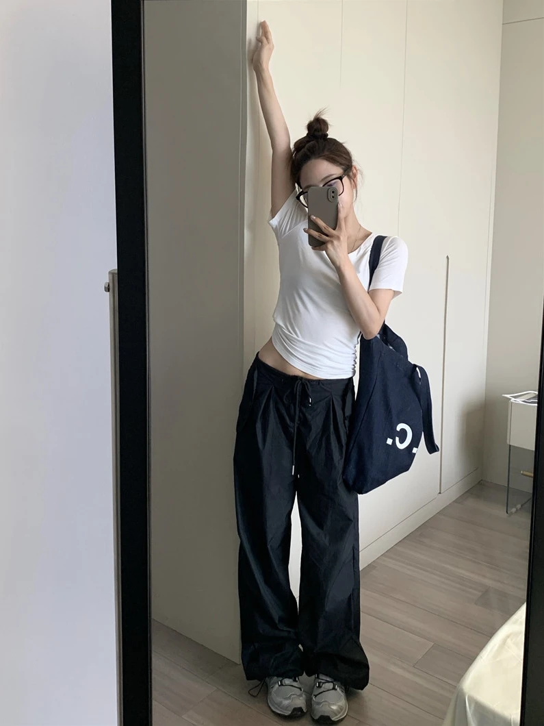 ネイビーのカーゴパンツを選ぶべき理由は？百搭でスタイリングしやすいアイテムの選び方