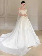 一字肩デザインの上品なウェディングドレス【トレイン付き・新郎迎え用】