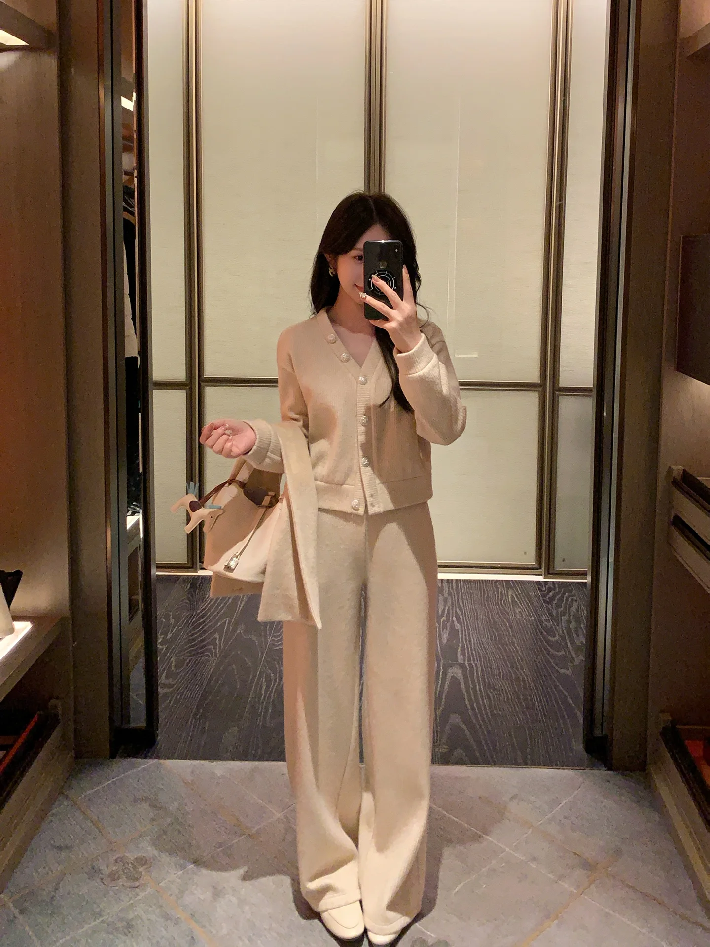 10月20度の日には軽い服がおすすめなのか不安？11月頭に着る服の選び方を、30代女性の視点で解説
