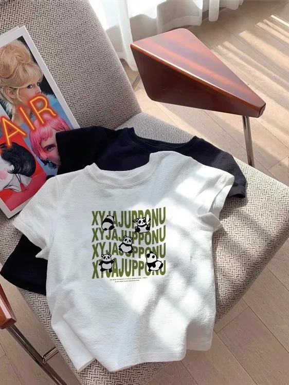 夏の通勤スタイルに悩むなら、このキャットプリントTシャツが救う理由は？