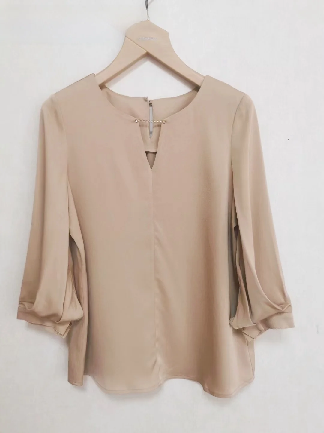 大人可愛い服 40代コーデの完全ガイド｜シンプルさと質感のバランス