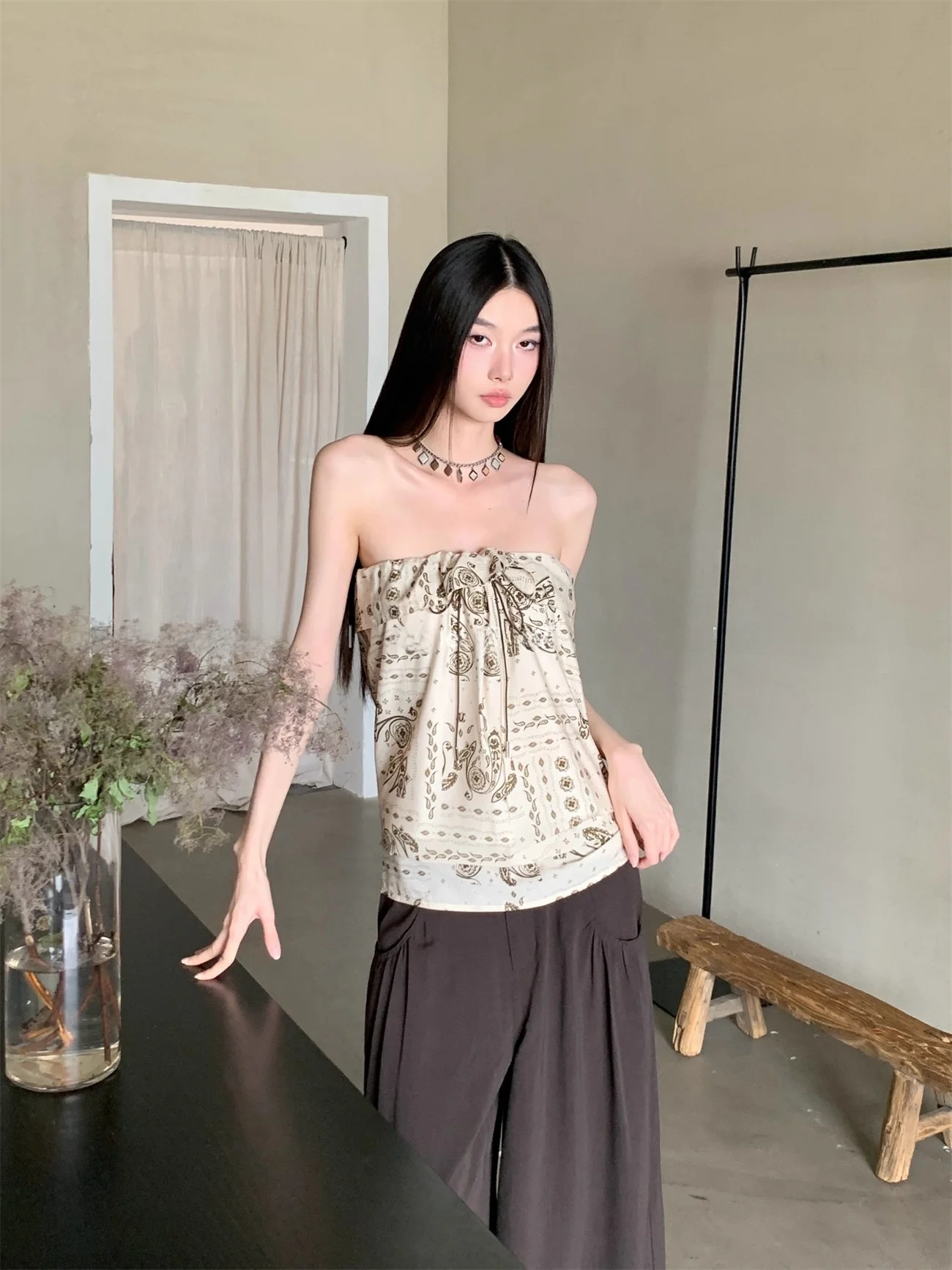 したデザインのシルク混カシュクールブラウス：パイナップル花柄のチュニック＆スカート兼用性を実証