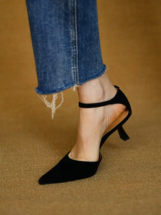 羊革製 ミドルヒールポインテッドトゥパンプス【ブラック・スエード調・アンクルストラップ】
