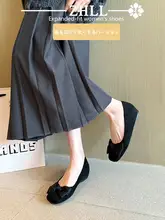 ワイド幅のフラットシューズ【バタフライリボン・スエード素材・レッドカラー・通気性・フラットソール】（セットアップ対応）