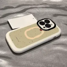 グリーン背景の小さなチェリー柄 iPhone 15 Pro Max用 ケース【防摔・適合機種多様】
