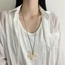 花のモチーフのロングネックレス【女性用・軽やかでおしゃれ・ニットに最適】